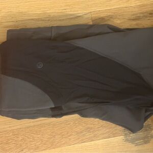 Lululemon cropped Black and gray Leggings